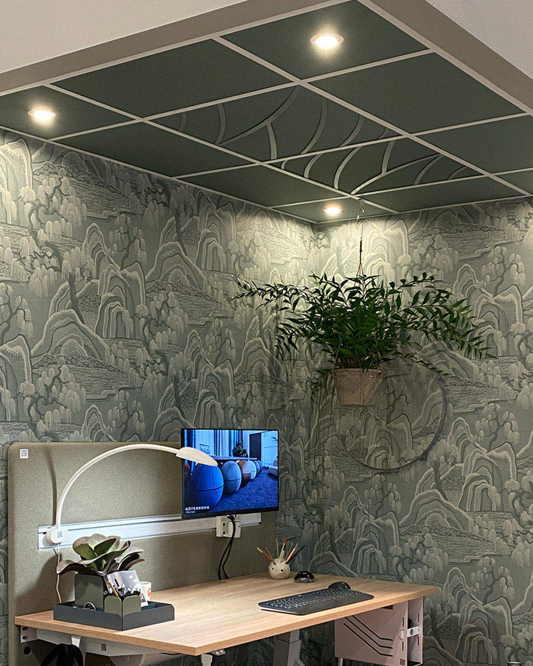 Metallgaller In The Grid Nature