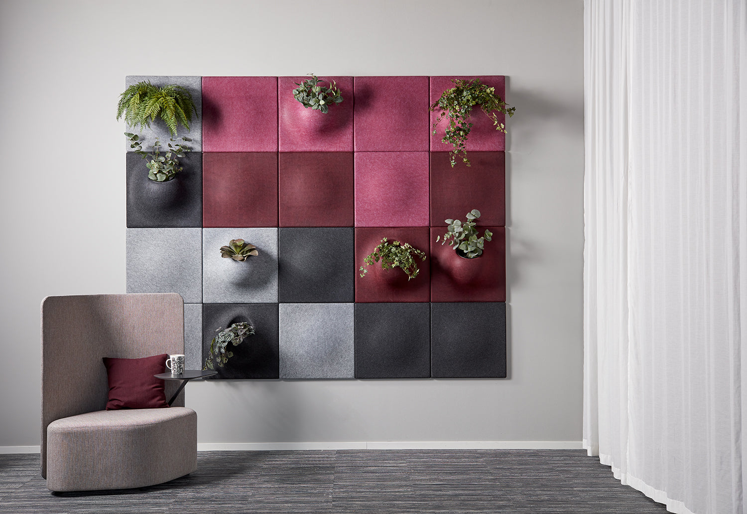 plainpanel och plantpanel i olika färger placerade på en kontorsvägg