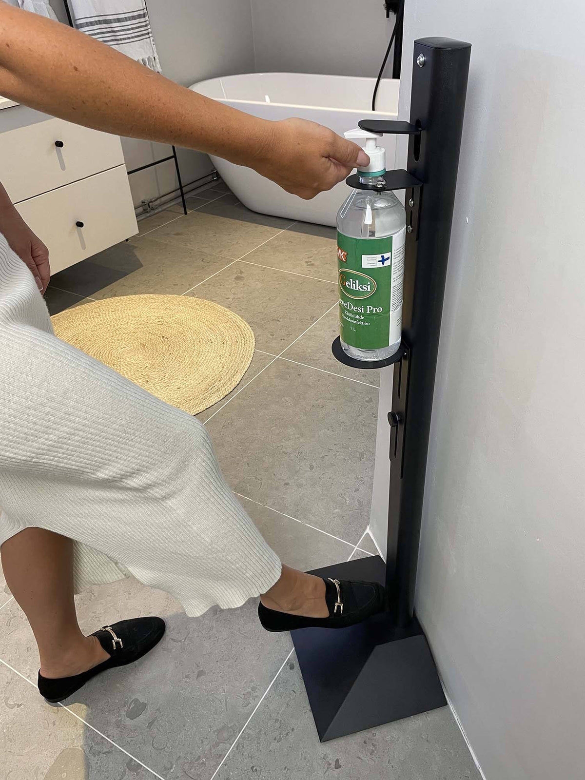 Hygienställ Svart Med Fotpedal + 1 Liter Handsprit Hand Sanitizers & Wipes Wulff