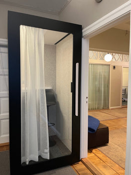 Svart Pod One telefonbås med ståbord och barstol hos Bloc Tax på Kungsgatan i Stockholm